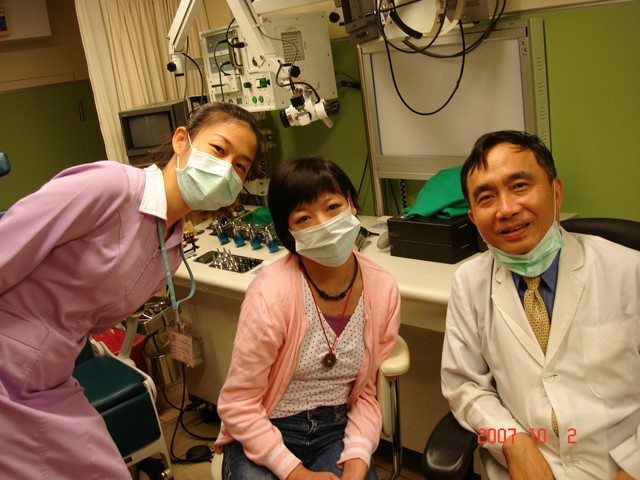 欣宜與楊怡祥醫師、陳護理師在診間合影留念。